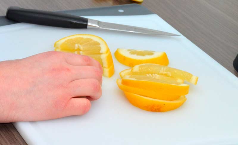 Zitronenscheiben vorbereiten
